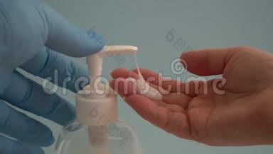 用酒精凝胶洗手，<strong>消除细菌</strong>和病毒。